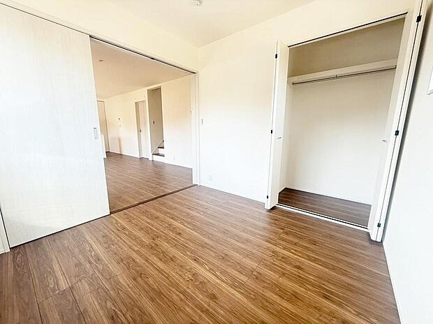 【リビング以外の居室】(2号棟)
リビングの続き間にある約4.5帖の洋室。キッズスペースや書斎としても使えて何かと便利な居室です♪