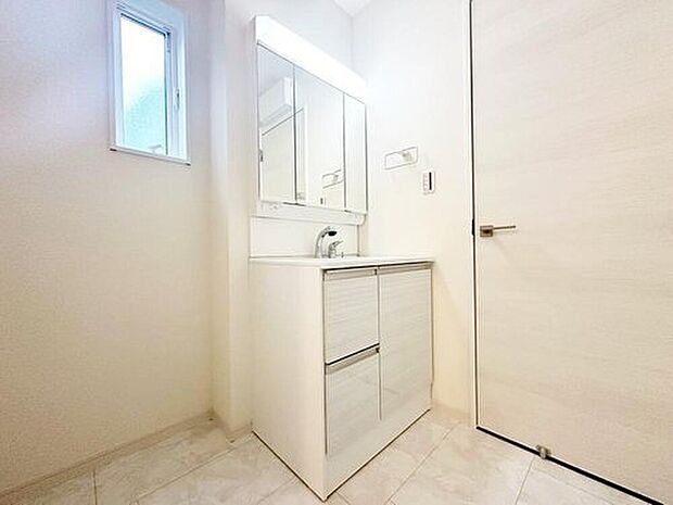 【洗面台・洗面所】3号棟
暮らしを快適にする三面鏡仕様の洗面化粧台。収納力と機能性に優れた使いやすい設備で、忙しい朝の身支度もスムーズに◎