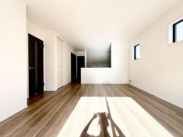 【リビング】4号棟
約16.3帖の明るいリビング♪対面式キッチンは、家事をしながら家族の様子が一目でわかる安心&便利設備♪