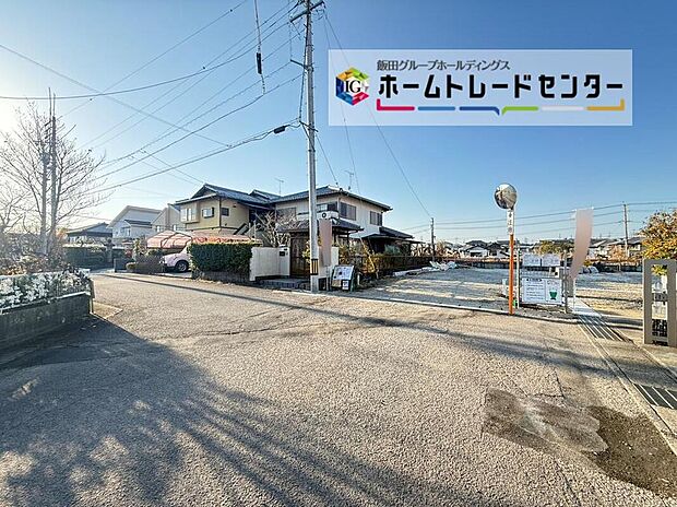 【前面道路含む現地写真】前面は南東側6.0m道路です。交通量も少なくゆとりがあり、落ち着いて駐車を行える環境になっております♪