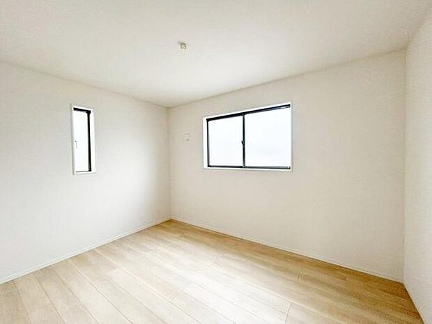 【リビング以外の居室】１号棟
２面採光を施した為、晴れの日の日中はいつも明るい室内に。窓を開放すれば気持ちの良い風が入り込んできます。