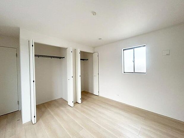 【収納】１号棟
各居室に収納を完備しておりますので、いつでもお部屋をすっきりとお使い頂けそうです。自分好みのインテリアやレイアウトを考えるのも楽しみです。