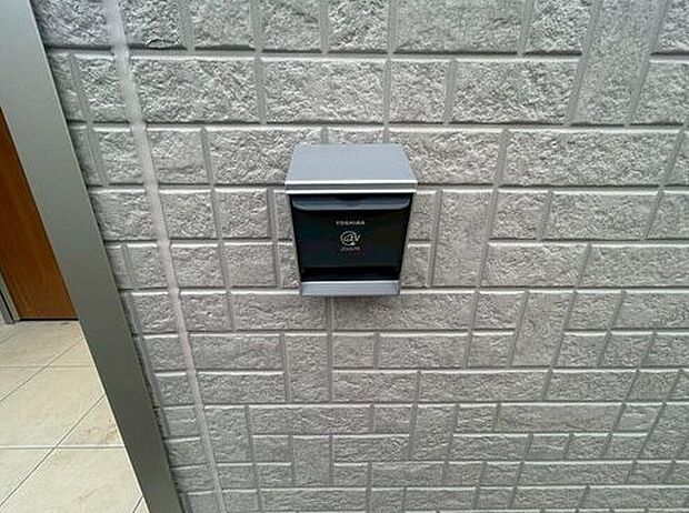 【電気自動車充電用コンセント（EVコンセント）】電気自動車・プラグインハイブリッド自動車専用の充電コンセントを設置しています。屋内に盗電防止スイッチを設置するため、盗電の心配はありません。
※ご利用される場合は、別途オプション工事が必要となります。