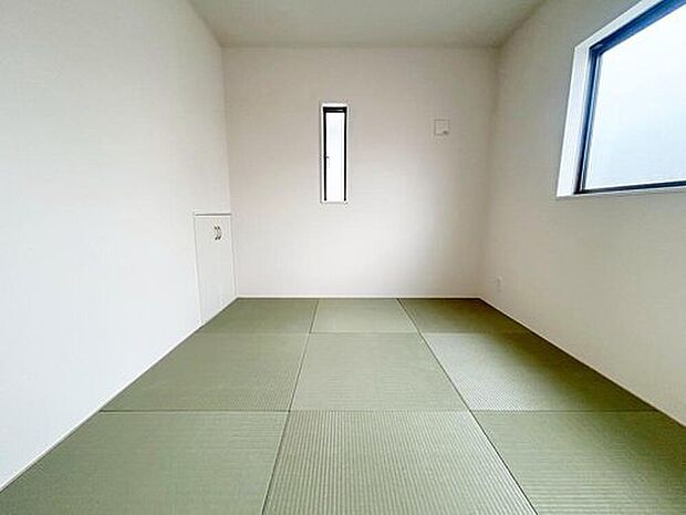 【リビング以外の居室】１号棟
ホッと一息つける約４．５帖の洋風和室。キッズスペースや客間としても使えて何かと便利な居室です♪　

