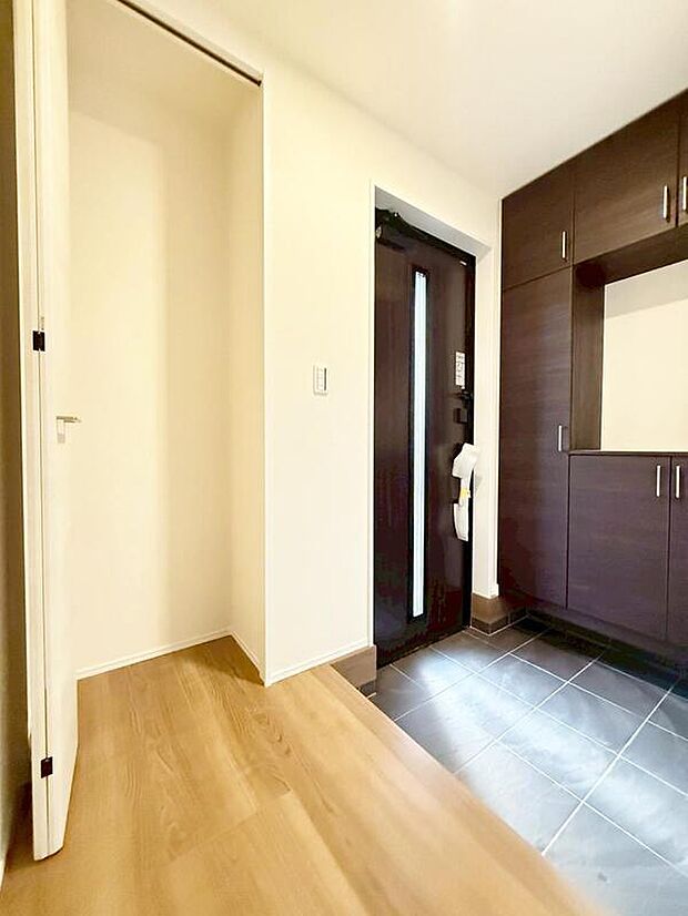 【玄関】２号棟
お家に出会う人々を迎える玄関だからこそ広々清潔感溢れる空間にしたいものです。便利な下駄箱収納付きで散らかりがちな玄関もすっきりと片付きます♪