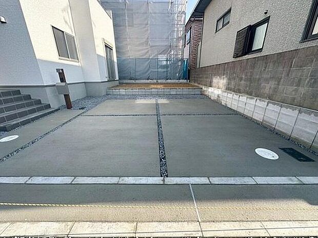 【駐車場】並列に２台駐車ができるカースペースを確保しました。来客時も安心です♪セカンドカー用にもお使い頂けます。