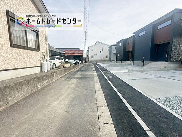 【前面道路含む現地写真】前面は北側３．００～３．５１ｍ道路です。交通量が少なく静かで、駐車も落ちて行える安全な環境になっています♪