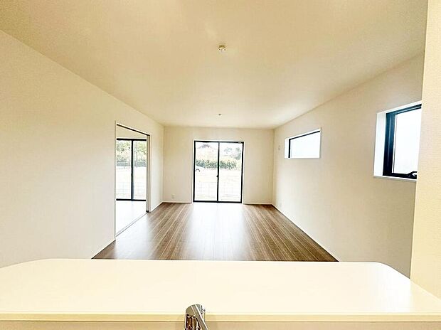 【リビング】１号棟
明るい雰囲気が心地いいリビング♪採光良好です！家族団らんの時間も増えそうなくつろぎの場所になりそう♪