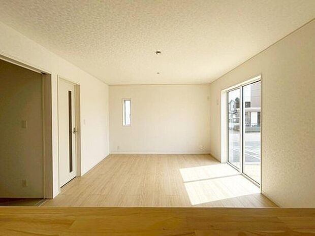 【リビング】２号棟
明るい雰囲気が心地いいリビング！採光良好です！家族団らんの時間も増えそうなくつろぎの場所になりそう☆