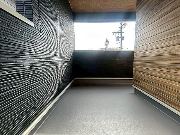 【バルコニー】２部屋からアクセスできる南向きバルコニー。家族分の洗濯物もしっかり干せます。日当たりも良く、毎日のお洗濯が楽しくなりそう♪