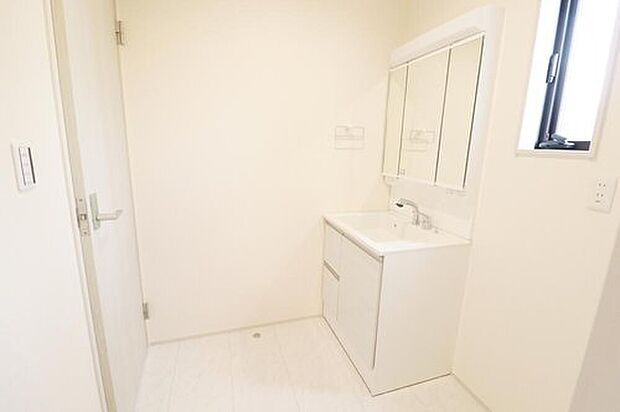 【洗面台・洗面所】２号棟
暮らしを快適にする三面鏡仕様の洗面化粧台。収納力と機能性に優れた使いやすい設備で、忙しい朝の身支度もスムーズに◎