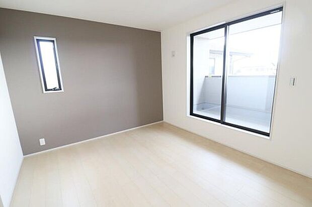 【リビング以外の居室】２号棟
２面採光を施した為、晴れの日の日中はいつも明るい室内に。窓を開放すれば気持ちの良い風が入り込んできます。