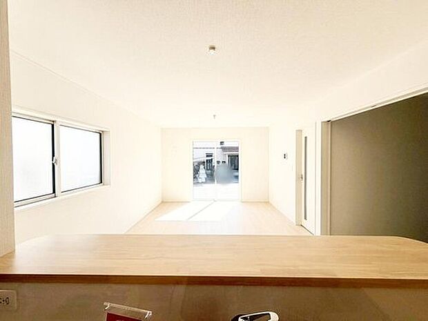 【リビング】明るい雰囲気が心地いいリビング！採光良好です！家族団らんの時間も増えそうなくつろぎの場所になりそう☆