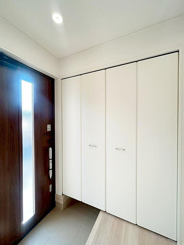 【玄関】明るくて清潔感溢れる玄関。便利な下駄箱収納付きです♪散らかりがちな玄関もすっきりと片付きます。　