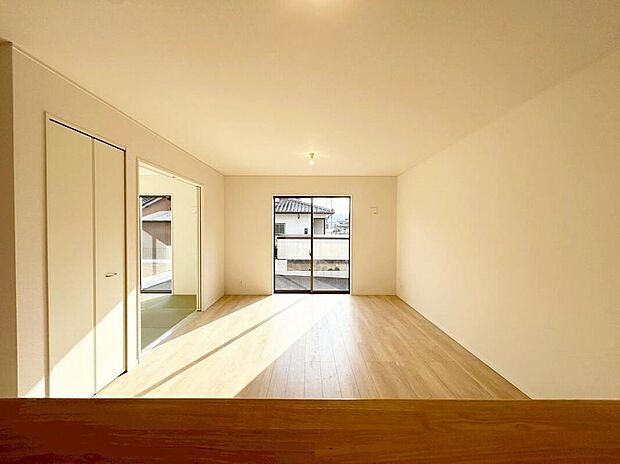 【リビング】明るい雰囲気が心地いいリビング！採光良好です！家族団らんの時間も増えそうなくつろぎの場所になりそう☆