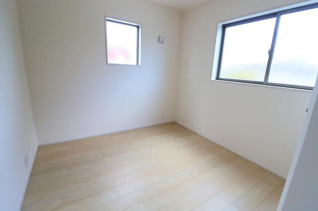 【リビング以外の居室】1号棟
2面採光を施した為、晴れの日の日中はいつも明るい室内に。窓を開放すれば気持ちの良い風が入り込んできます。