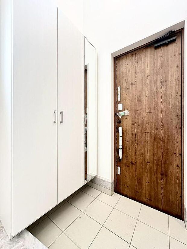 【玄関】１号棟
明るくて清潔感溢れる玄関。便利な下駄箱収納付きです♪全身鏡が付いており、お出掛け前のチェックに役立ちます♪