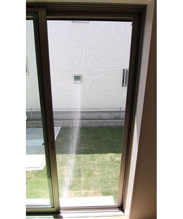 【網戸】開閉する窓には全て付いております！
ブルーミングガーデンでは、開閉可能な窓には網戸が標準装備。
細かい網目になっているためゴミなども入りにくくなっております。