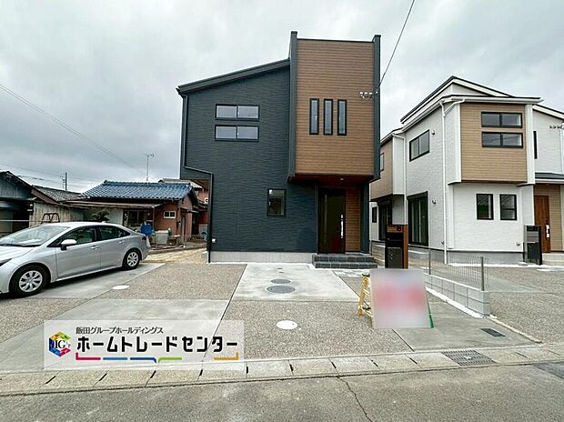 【現地外観写真】２号棟
一戸建ての大きなメリットは、「自分の土地」を自由に使えること。好きなペットが飼えるほか、ガーデニングやＤＩＹ、車やバイクの手入れなど様々な趣味を楽しめます♪