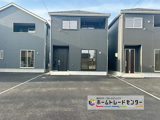 【現地外観写真】２号棟
一戸建ての大きなメリットは、「自分の土地」を自由に使えること。好きなペットが飼えるほか、ガーデニングやＤＩＹ、車やバイクの手入れなど様々な趣味を楽しめます♪