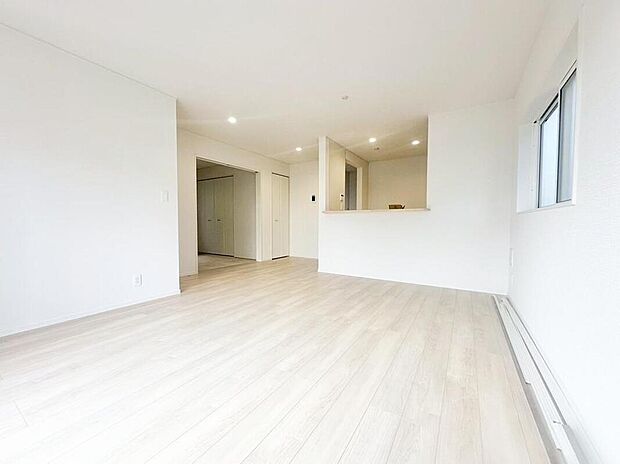 【リビングルーム】１号棟
約１７．７５帖の明るいリビング♪対面式キッチンは、家事をしながら家族の様子が一目でわかる安心＆便利設備♪　