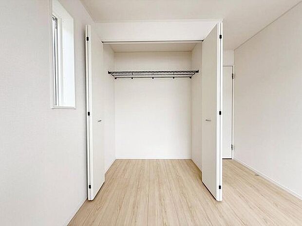 【収納】1号棟
各居室に収納を完備しておりますので、いつでもお部屋をすっきりとお使い頂けそうです。自分好みのインテリアやレイアウトを考えるのも楽しみです。