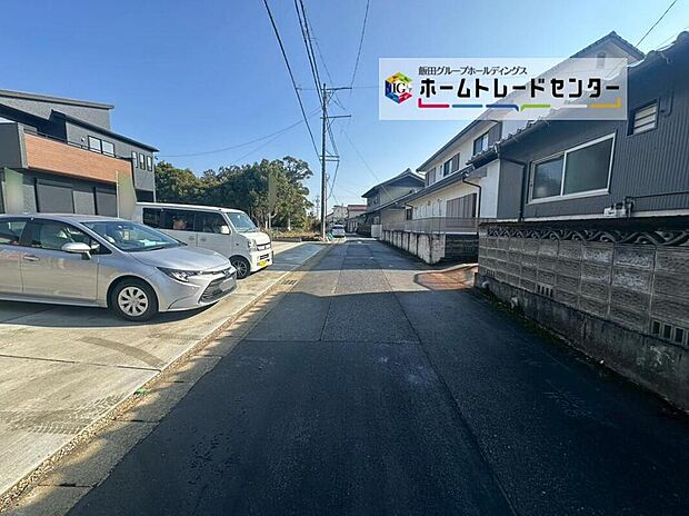 【前面道路含む現地写真】前面は南側4.5m、東側2.9m道路です。交通量が少なく、駐車も落ち着いて行える安心・安全の環境になっています♪