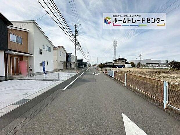 【前面道路含む現地写真】前面は、交通量の少ない北側5.82mm道路です。ゆとりがあり、駐車も落ち着いて行える環境になっています。