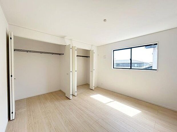 【収納】３号棟
各居室に収納を完備しておりますので、いつでもお部屋をすっきりとお使い頂けそうです。自分好みのインテリアやレイアウトを考えるのも楽しみです。