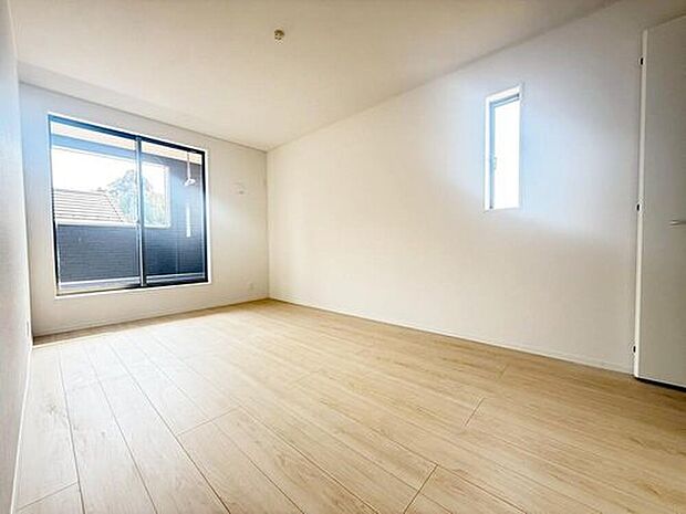 【リビング以外の居室】１号棟
２面採光を施した為、晴れの日の日中はいつも明るい室内に。窓を開放すれば気持ちの良い風が入り込んできます。