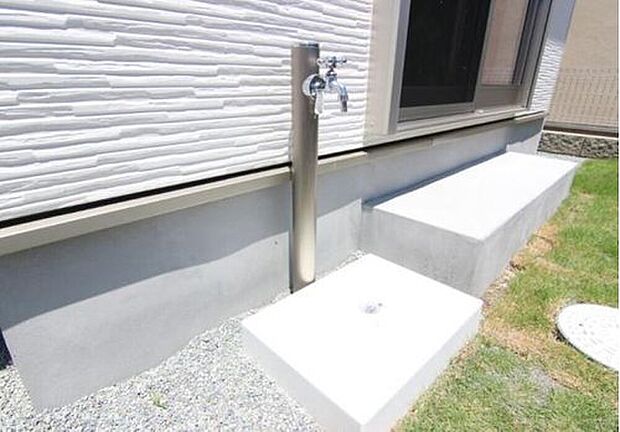 【立水栓】家庭菜園や外回りの水まきに便利な立水栓付き!室内へ戻ってじょうろに水を汲んで・・・そんな手間いらずな嬉しい設備です。