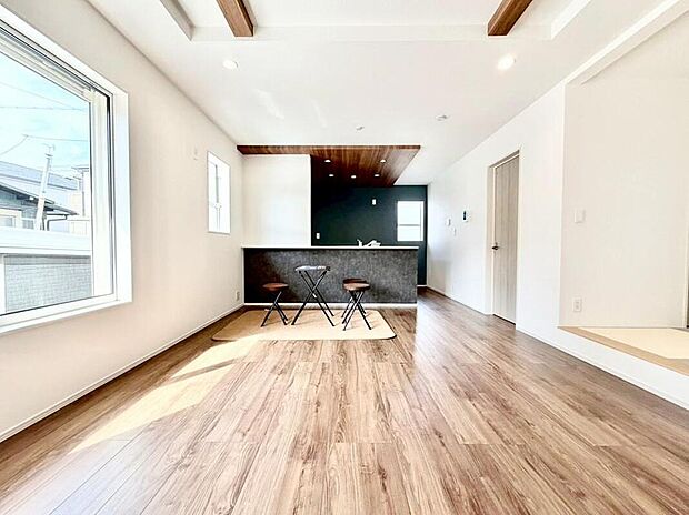 【リビング】オシャレな折上天井仕様のリビング。採光良好です♪家族も自然と集まる居心地の良い快適な空間を演出♪