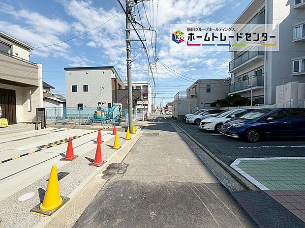 【前面道路含む現地写真】前面は南側３．６ｍ道路です。交通量も少なく、駐車も落ち着いて行える安心・安全の環境になっています♪