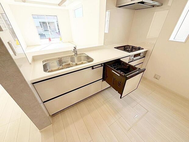 【キッチン】収納力豊富なシステムキッチン。毎日の洗い物がラクになる便利な食洗機付きです！時間を短縮して、家族団らんの時間も確保できます♪