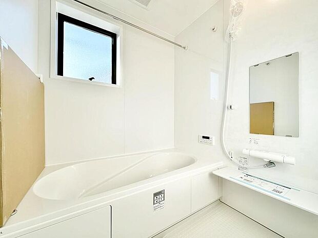 【浴室】３号棟
１坪以上広さを設けた浴室で、ゆったりバスタイム。お子様と一緒に入るにも充分な広さです。一日の疲れを癒せます☆