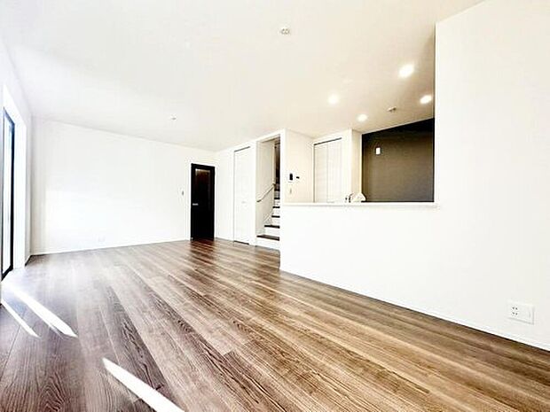 【リビングルーム】３号棟
約１６．７５帖の明るいリビング♪対面式キッチンは、家事をしながら家族の様子が一目でわかる安心＆便利設備♪