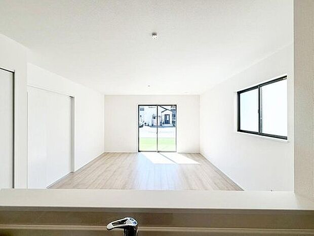 【リビング】C号棟
採光良好なリビングは、家族の憩いの空間。朝になったら家族も自然と集まりそう。居心地の良い快適な安らぎの場所を演出♪　　　　