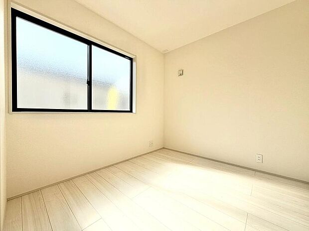 【リビング以外の居室】１号棟
リビングに隣接した約４．６９帖の洋室。キッズスペースや書斎、客間としても使えて何かと便利な居室です♪