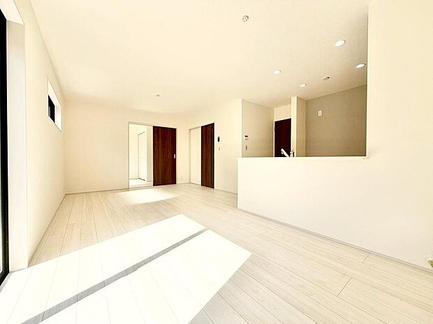 【リビング】１号棟
明るい雰囲気が心地いいリビング♪採光良好です！家族団らんの時間も増えそうなくつろぎの場所になりそう♪