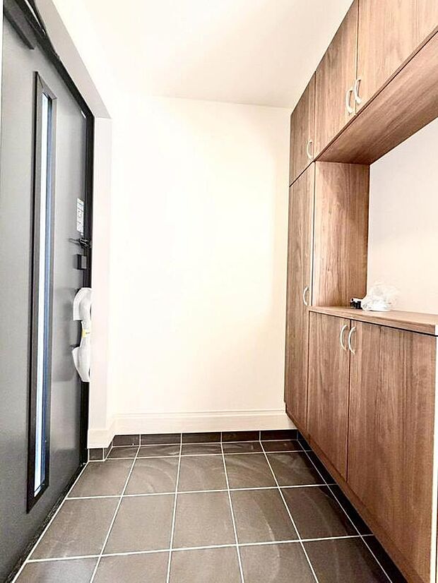 【玄関】１号棟
お家に出会う人々を迎える玄関だからこそ広々清潔感溢れる空間にしたいものです。便利な下駄箱収納付きで散らかりがちな玄関もすっきりと片付きます♪