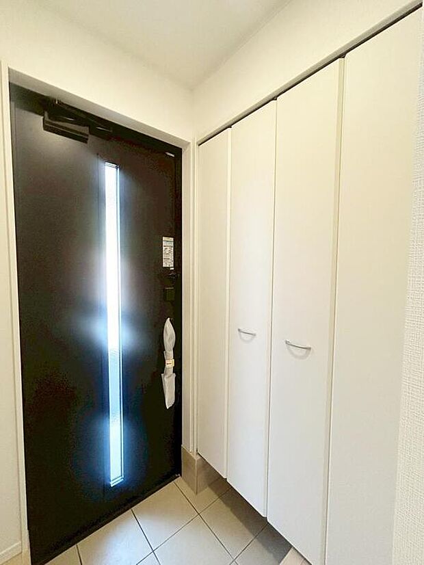 【玄関】1号棟
明るくて清潔感溢れる玄関。便利な下駄箱収納付きです♪散らかりがちな玄関もすっきりと片付きます。