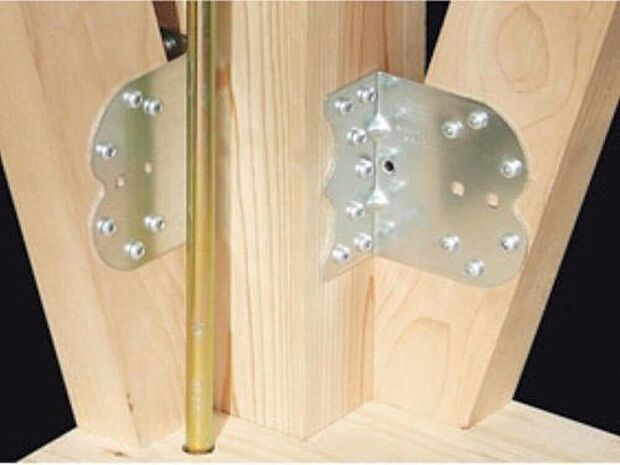 【見えない部分で耐震・耐久性を高める「耐震金物」】基礎・土台・柱など接合部ごとに適材適所な耐震金具を選び、構造体をしっかりと緊結します。表からは見えない部分にこだわることで、地震による揺れから建物のゆがみや倒壊を防ぎ、住まい全体の耐久性を高めています。

