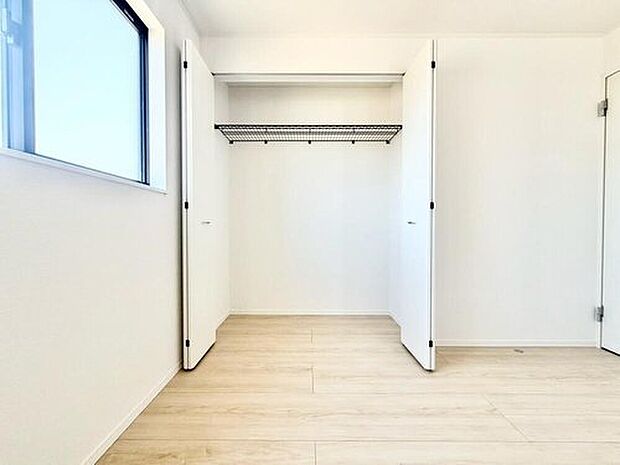 【収納】2号棟
各居室に収納を完備しておりますので、いつでもお部屋をすっきりとお使い頂けそうです。自分好みのインテリアやレイアウトを考えるのも楽しみです。