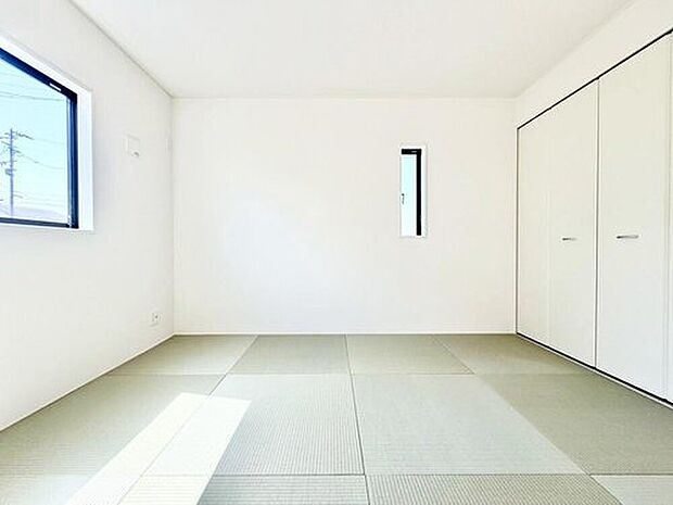 【リビング以外の居室】2号棟
リビングに隣接した約6帖の洋風和室。キッズスペースや客間としても使えて何かと便利な居室です♪