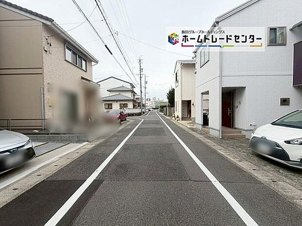 【前面道路含む現地写真】前面は、北側6.0mの道路です。ゆとりがあり、駐車も安全に行える環境になっています。