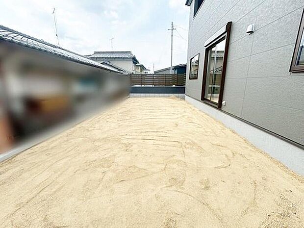 【庭】３号棟
ガーデニングや家庭菜園、小さなお子様の遊び場などお好みにおうち時間をお楽しみいただけます♪