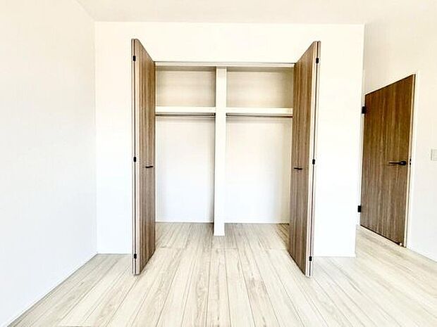 【収納】各居室に収納を設けました！お洋服をたくさんお持ちの方でもたっぷり収納できます。お部屋を最大限広くご活用いただけます♪
