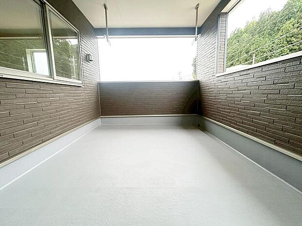 【バルコニー】１号棟
インナーバルコニーを採用しています！雨の日も洗濯物が濡れる心配がなく安心。日当たりもよく、毎日のお洗濯が楽しくなりそう♪