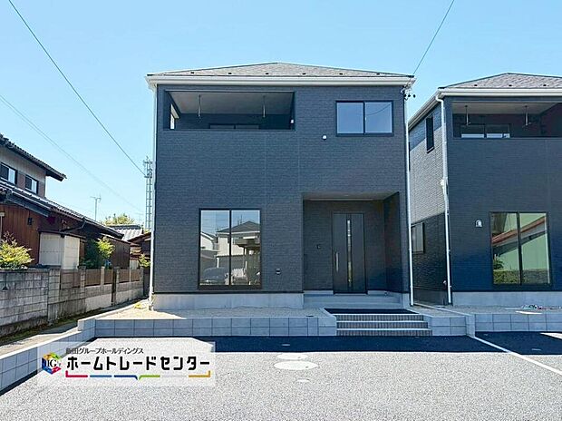 【現地外観写真】２号棟
一戸建ての大きなメリットは、「自分の土地」を自由に使えること。好きなペットが飼えるほか、ガーデニングやＤＩＹ、車やバイクの手入れなど様々な趣味を楽しめます♪