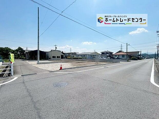 【前面道路含む現地写真】前面は北側９．０ｍ東側４．２ｍ南側４．２ｍ道路です。ゆとりがあり駐車も落ち着いて行える安全な環境になっています♪